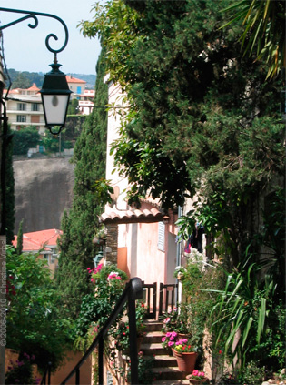 Photo image of a street, building entry and lamp scene in Cagnes-Sur-Mer, France